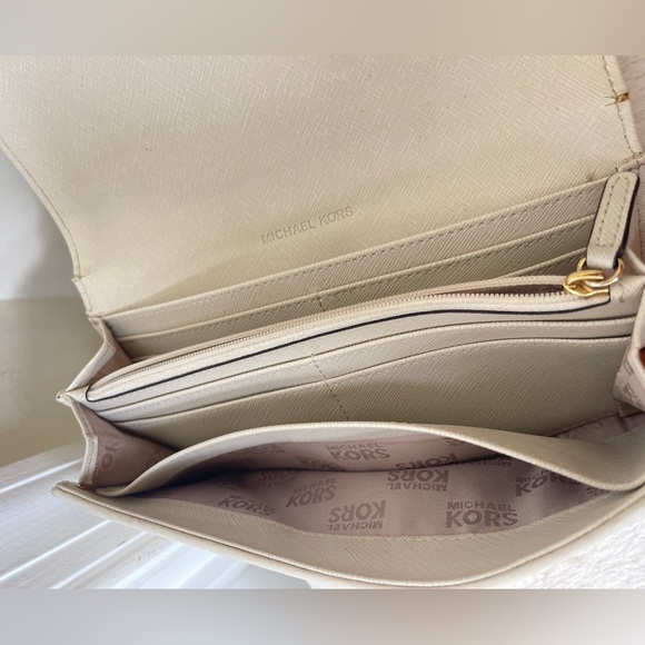 Michael Kors leather Wallet GUC - Picture 4 of 8